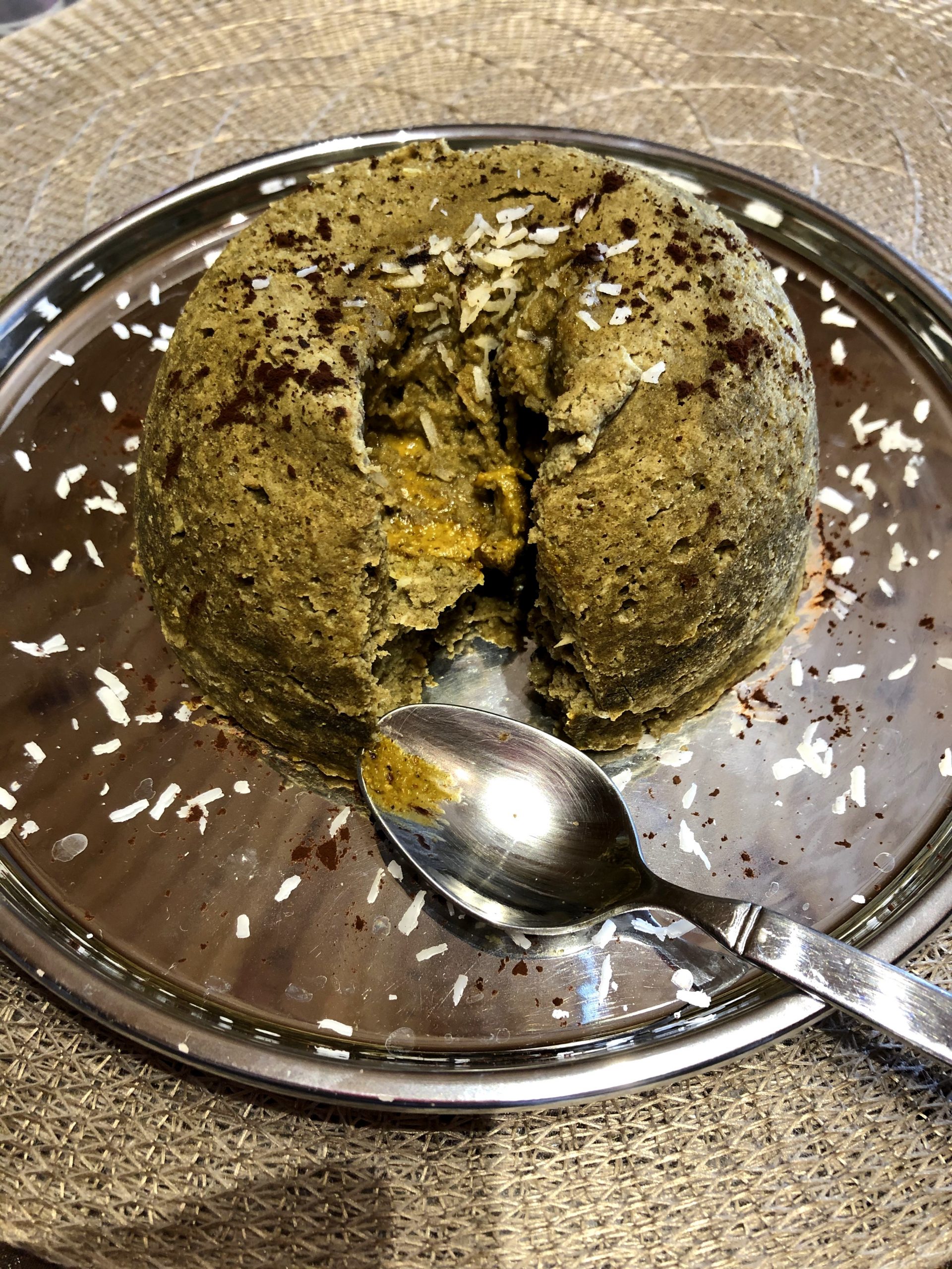 Konopljino-kokosova tortica s pistacijinim polnilom