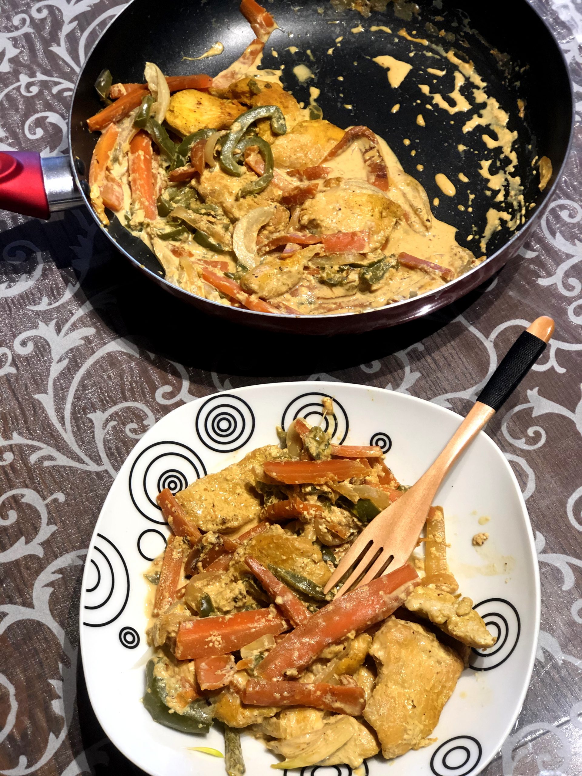 Piščanec v kremni omaki z zelenjavo