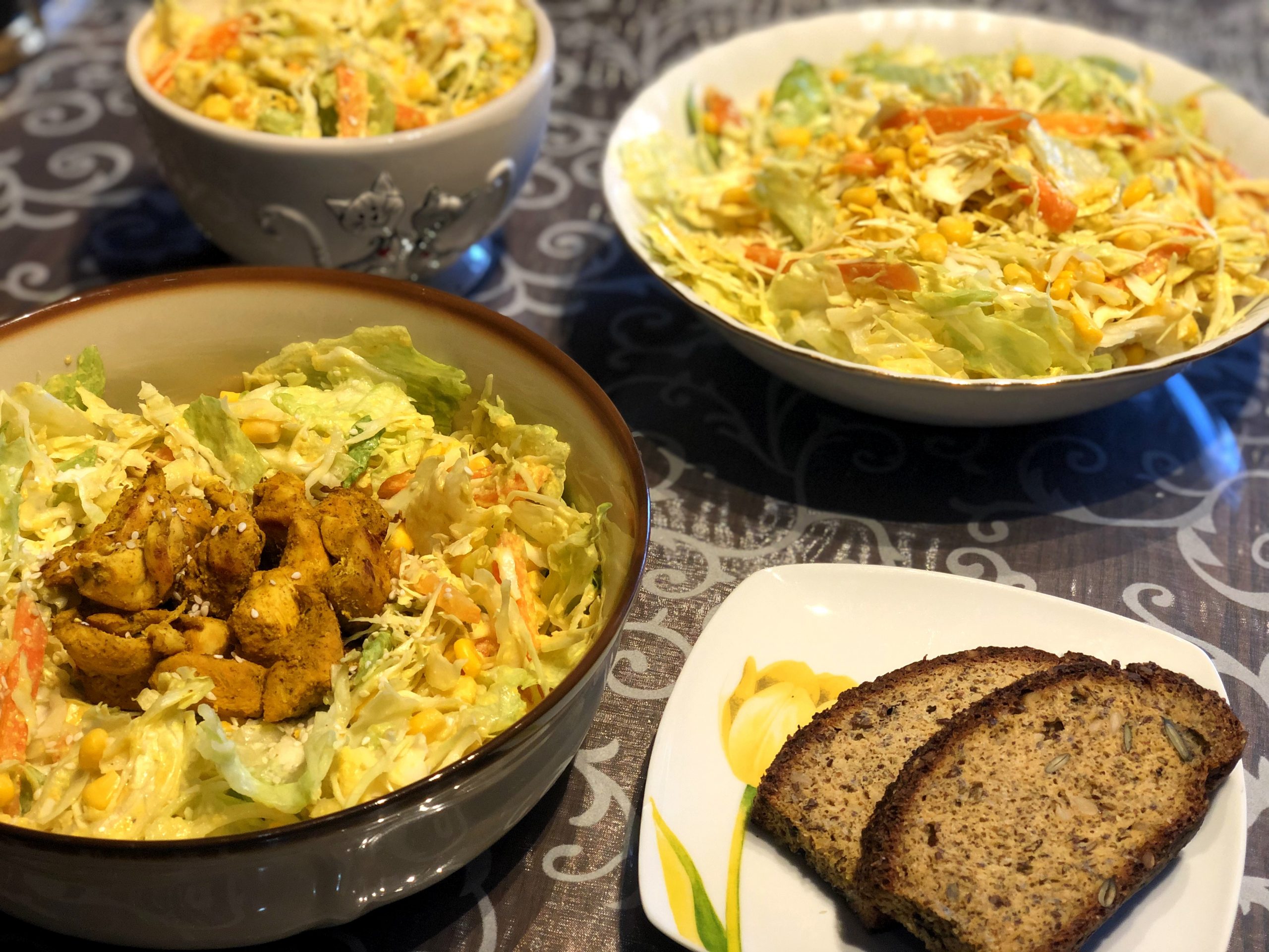 Salad bowl with curry chicken and hummus dressing