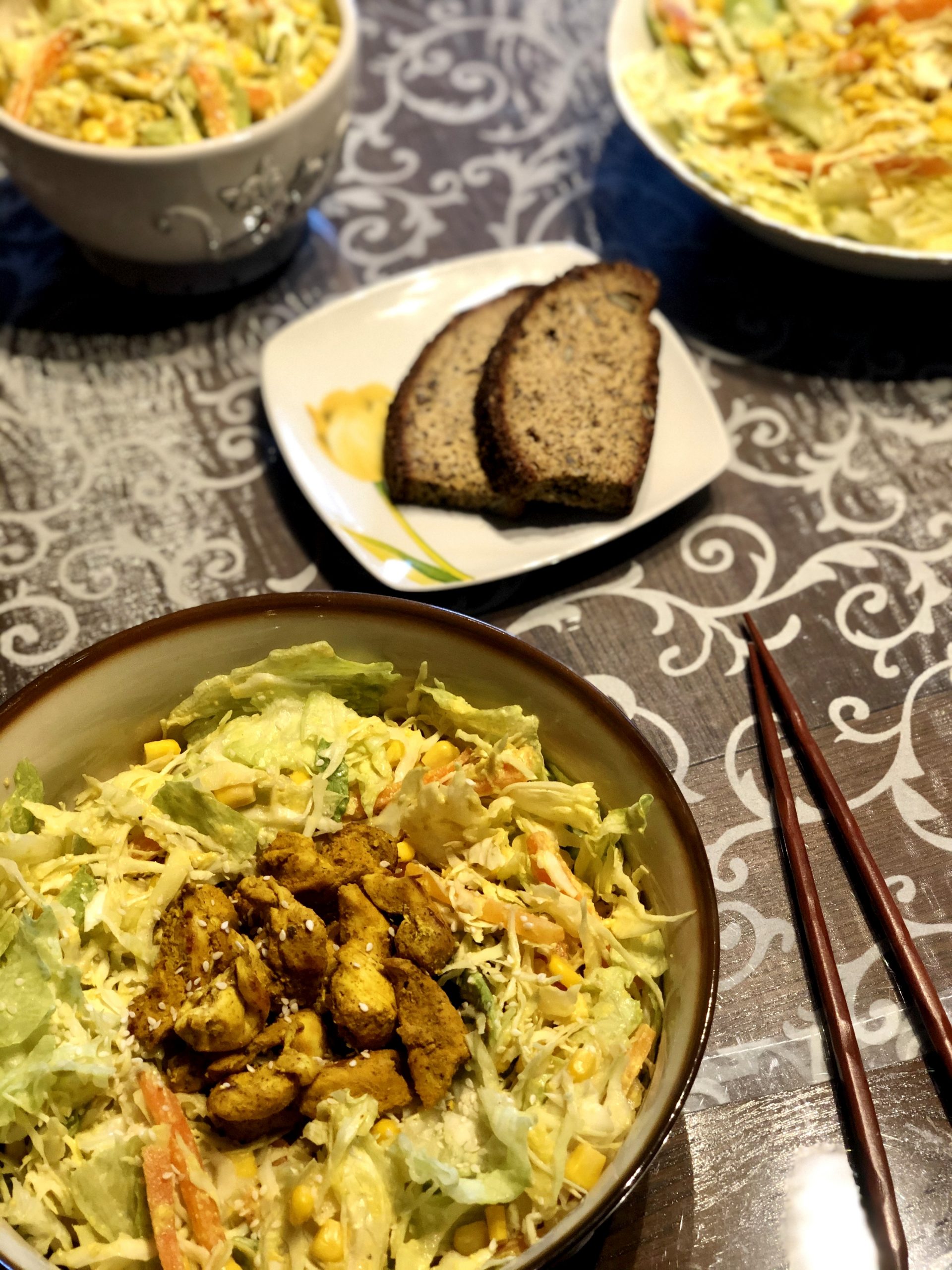 Solata s curry piščancem in hummusovim prelivom