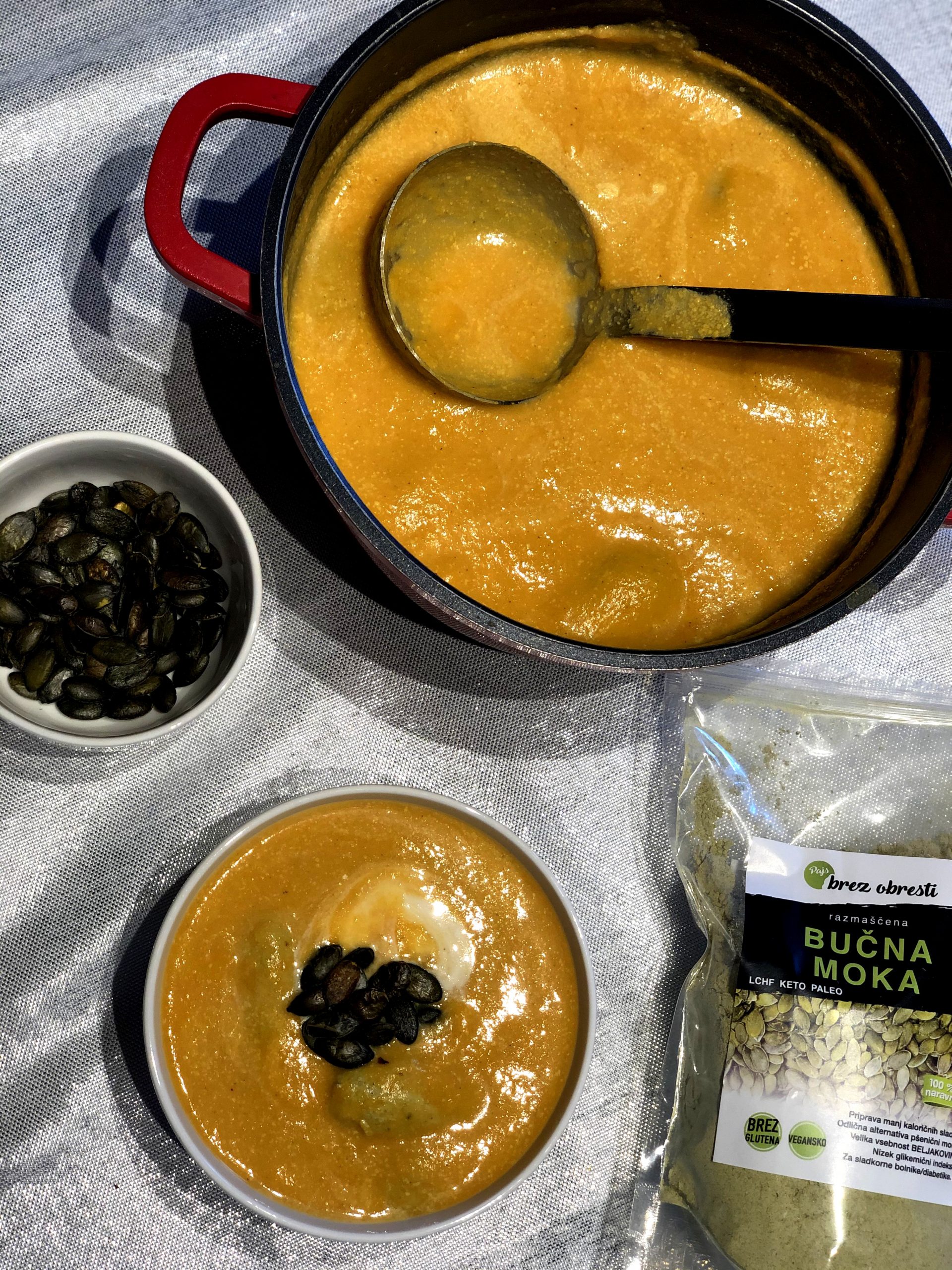 Bučna juha z bučnimi žličniki