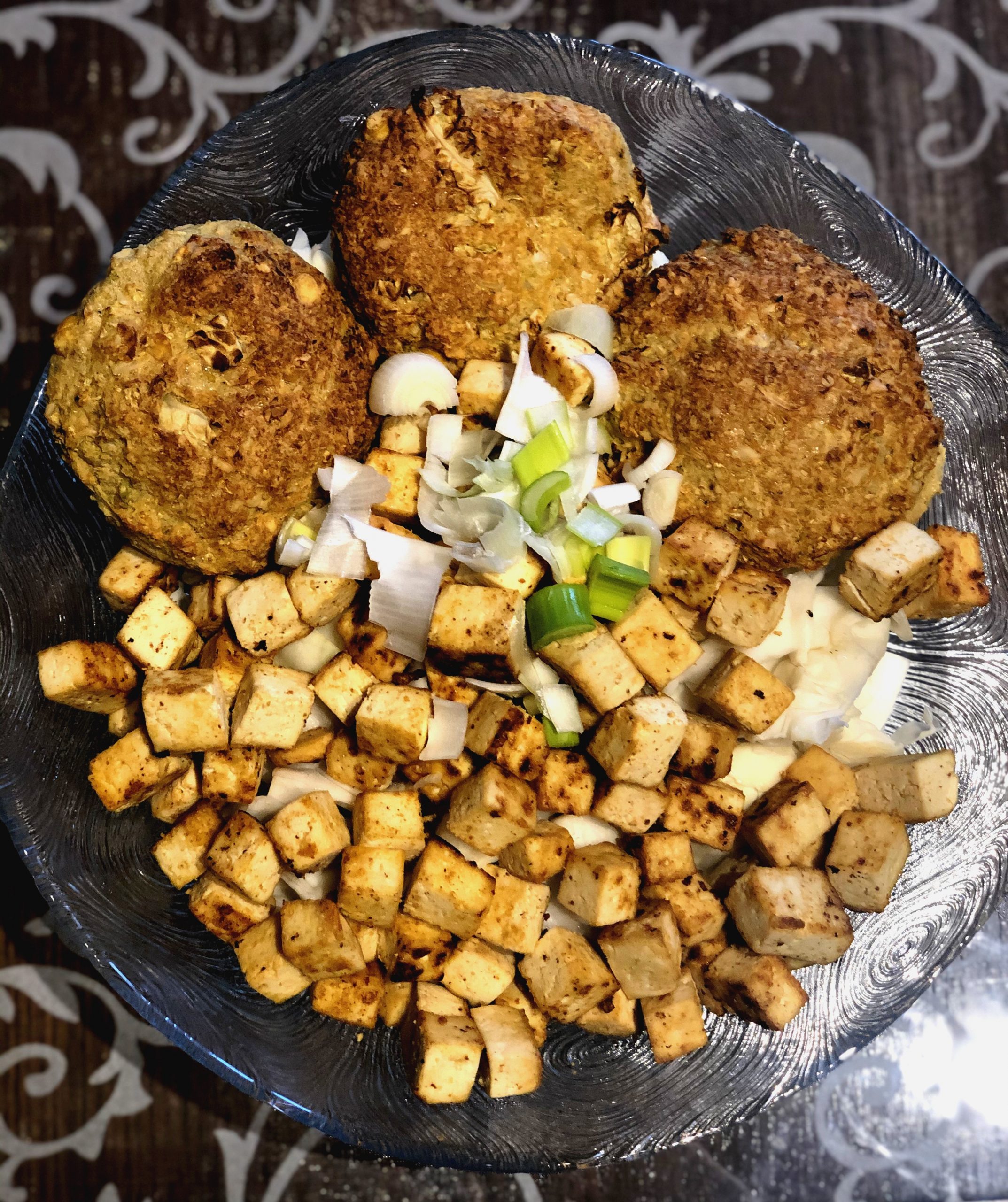 Pekoče začinjen tofu z zeljem in ohrovtovimi polpeti