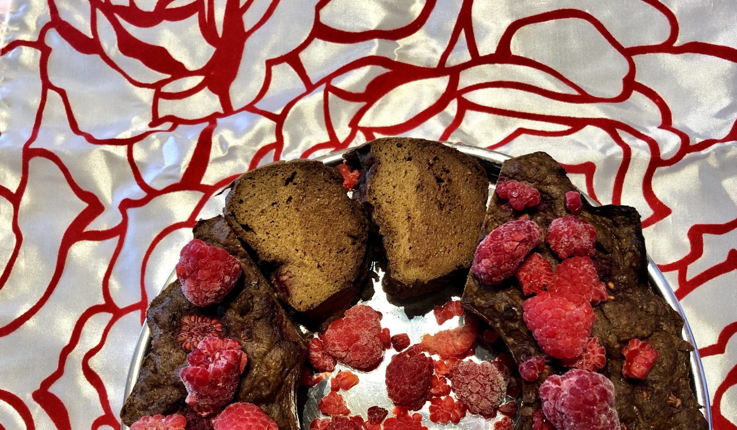 Čokoladno-vanilijev kolač z malinami