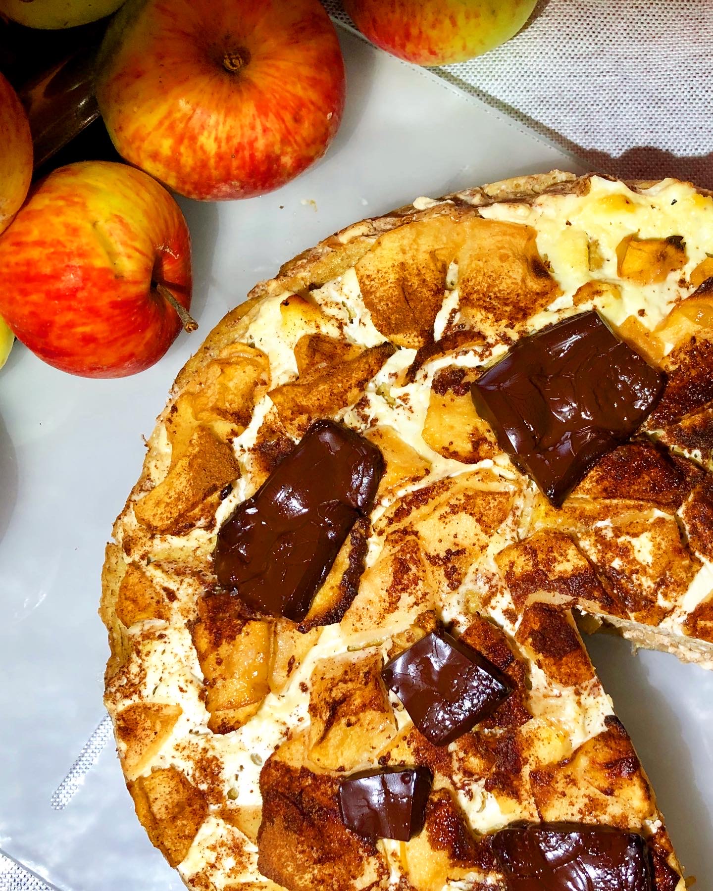 Skutino-jabolčna torta