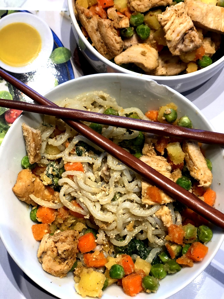 Konjak rezanci s puranom, tahinijem in špinačo