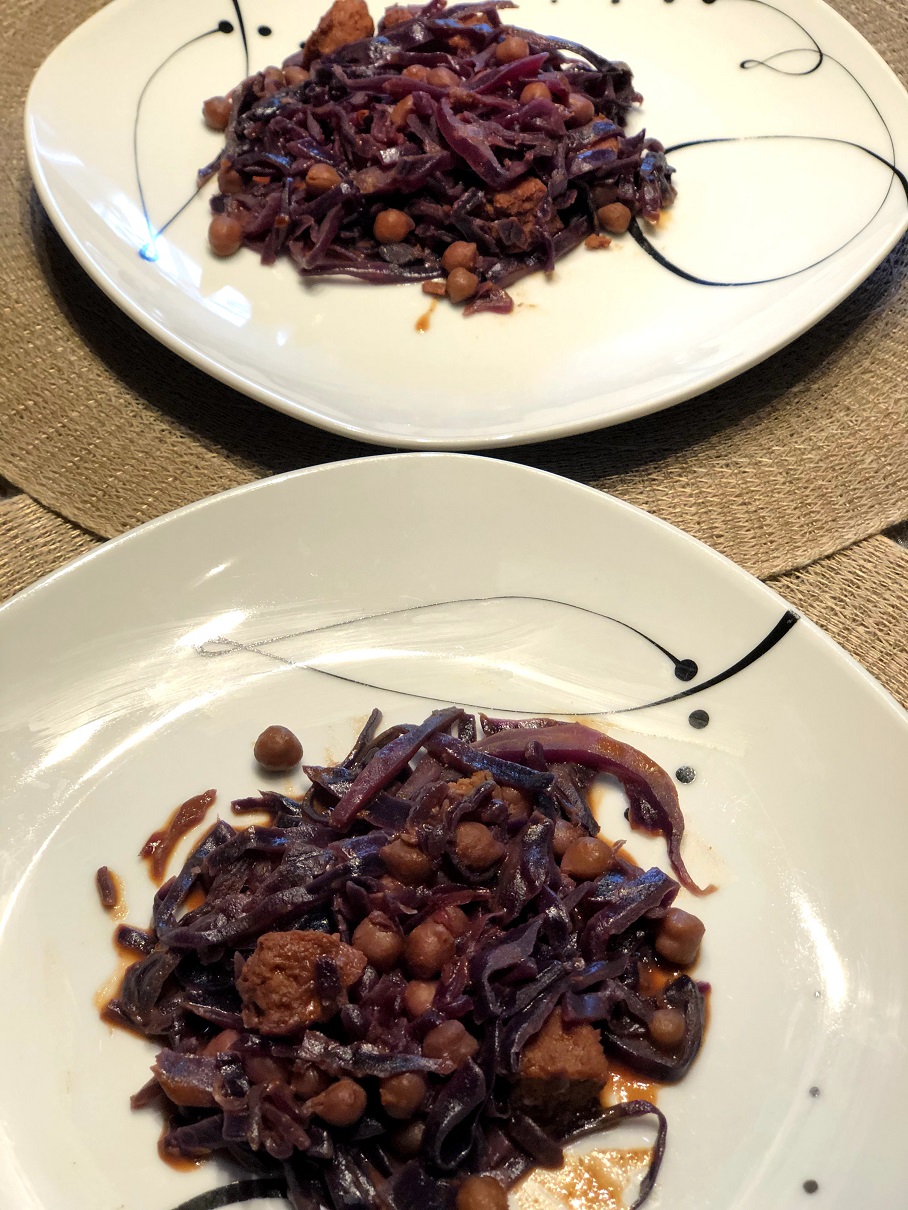 Rdeče zelje s čičeriko, hummusom in z rastlinskim burgerjem