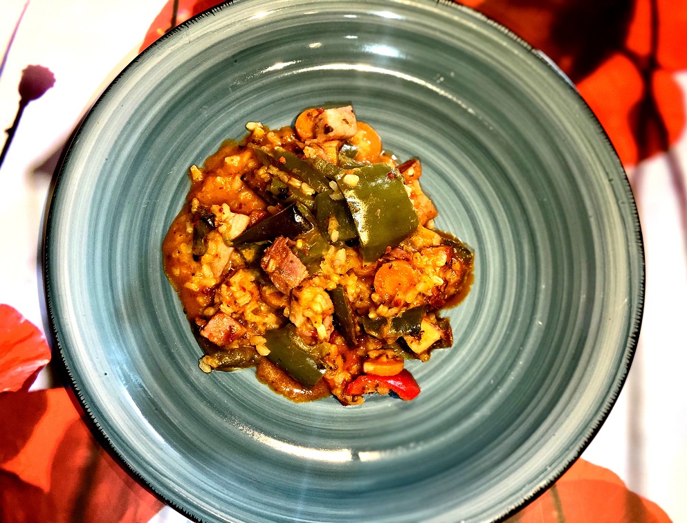 Rdeči curry s prekajeno šunko iz pečice