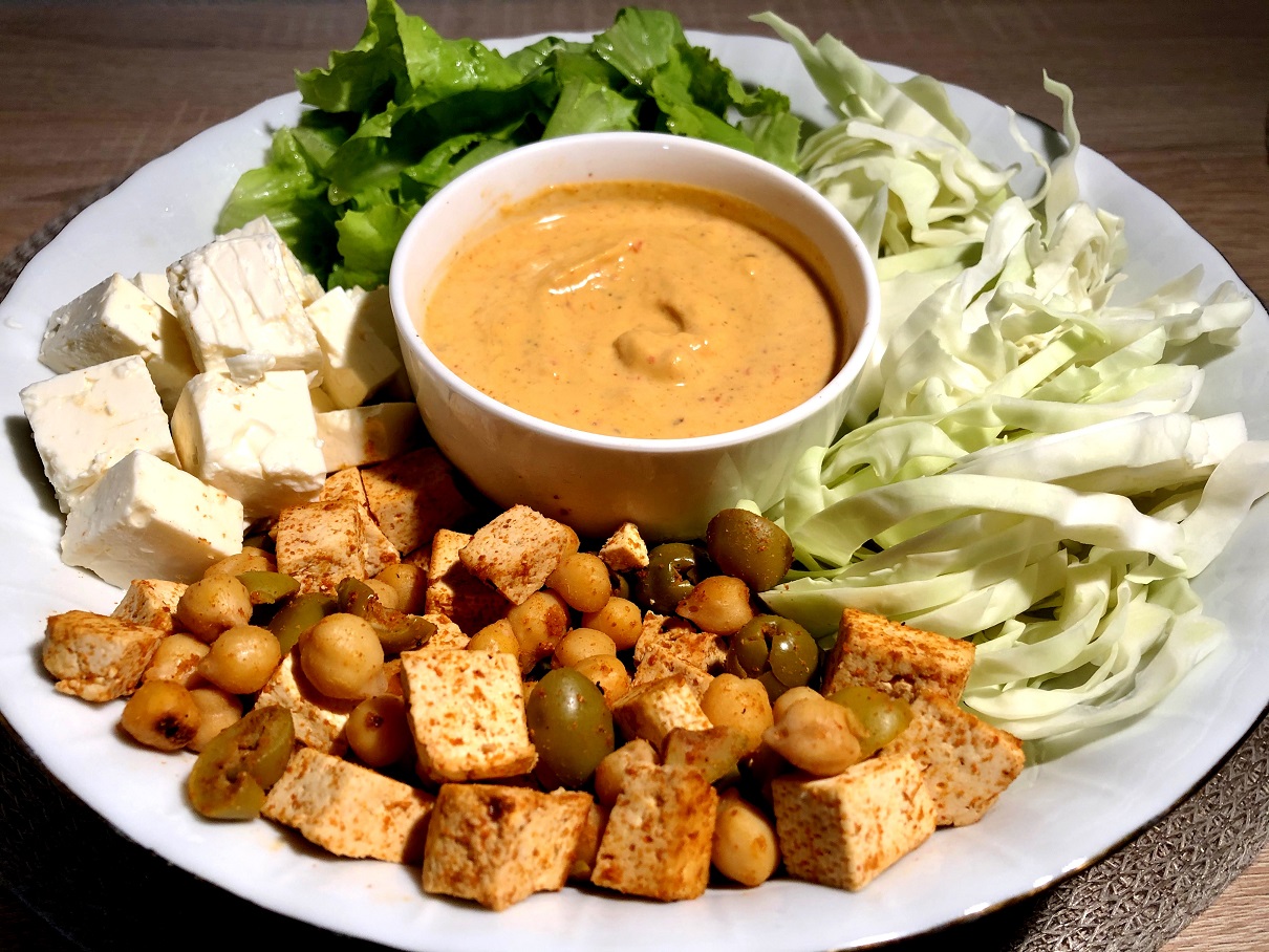 Zelenjavni krožnik s sirom in hummusom