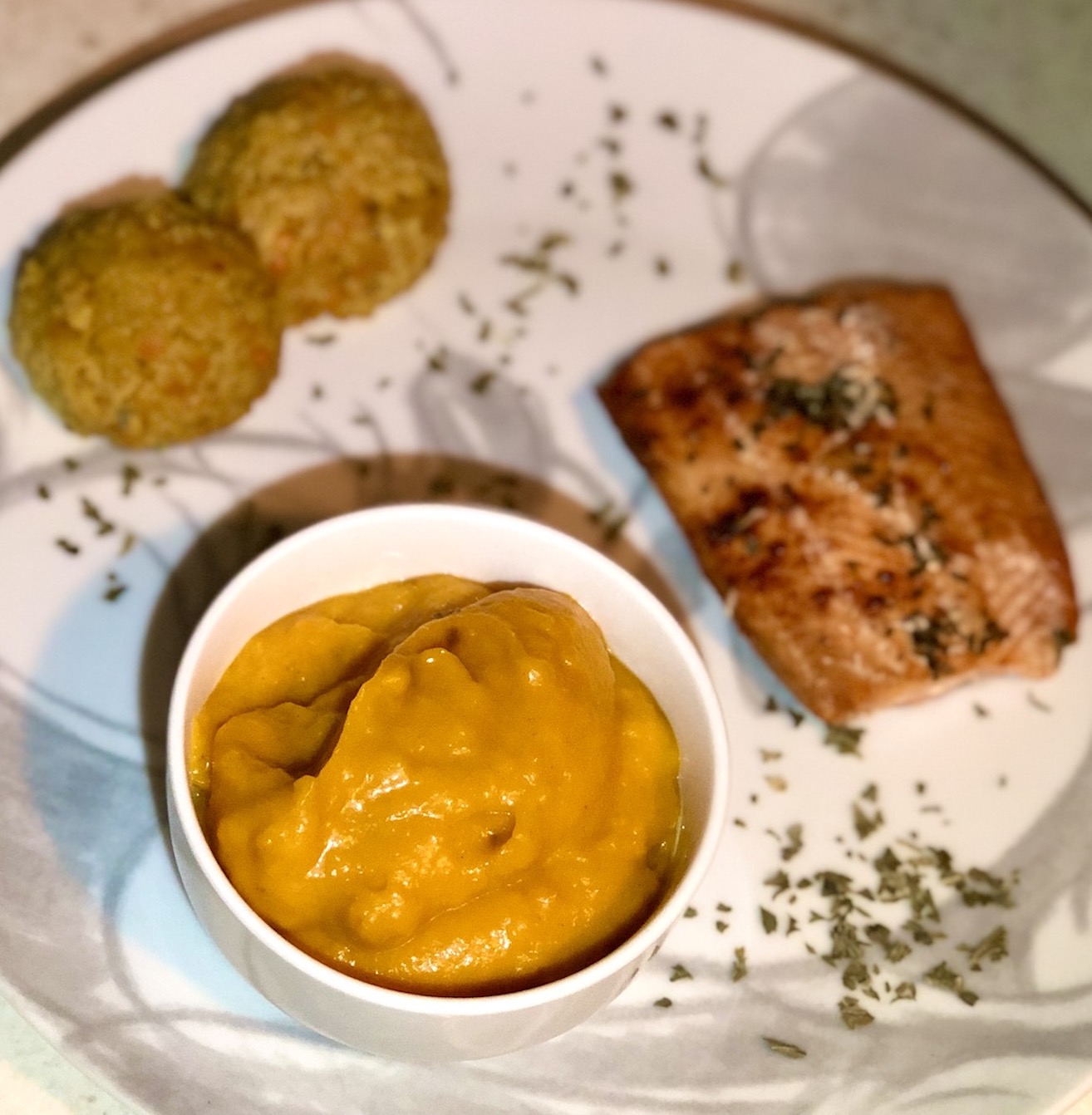 Ideja za kosilo: Losos iz pečice z bučnim pirejem in lečinim dhal curryjem
